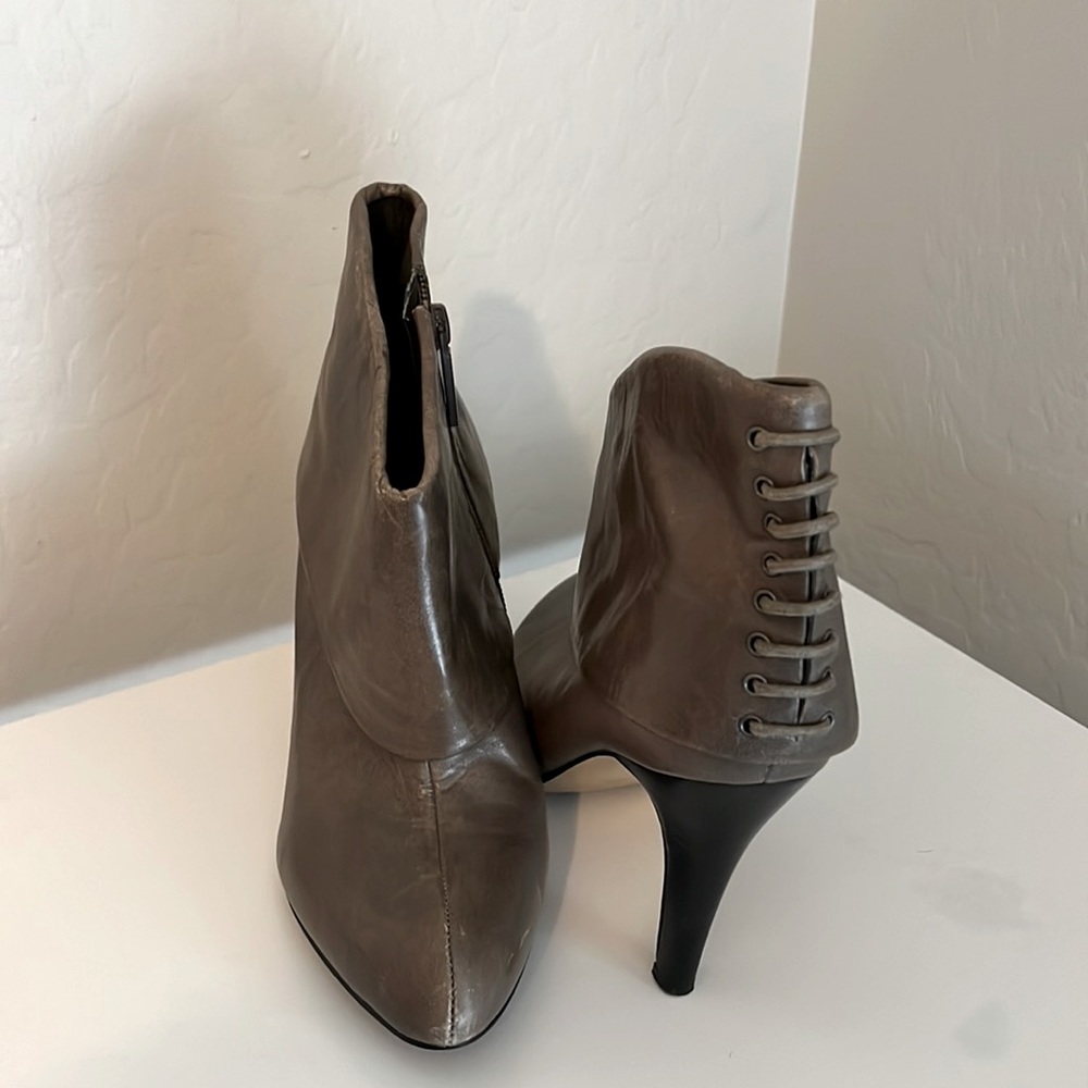 Nine West Theophilia Leather Ankle Booties size 6.5 in Gray with hint of olive